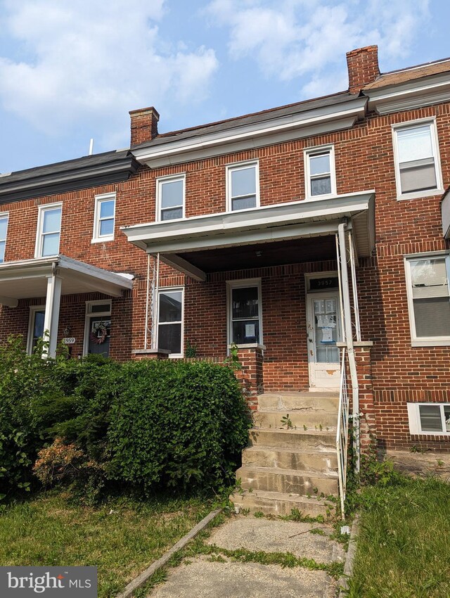 townhome / multi-family property featuring a porch