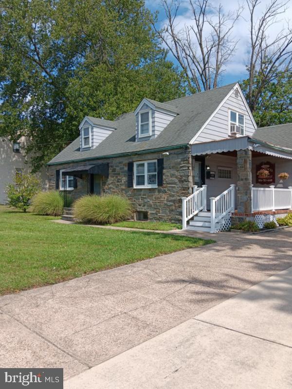 view of front of home with covered porch and a front yard