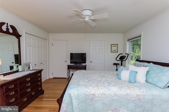 bedroom with light wood-type flooring, crown molding, and ceiling fan