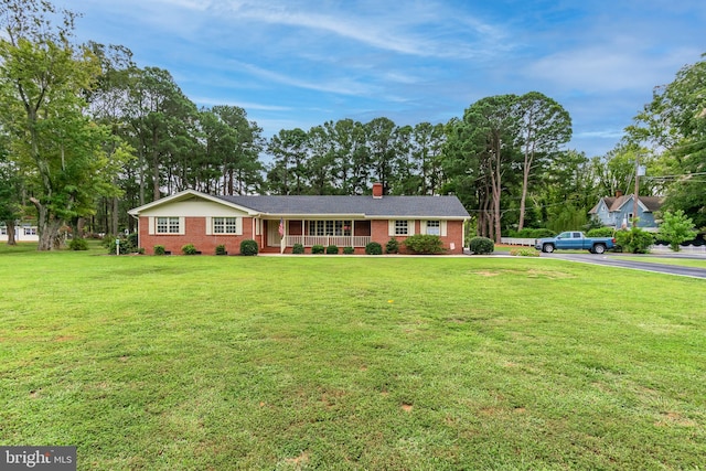 ranch-style house featuring a front lawn