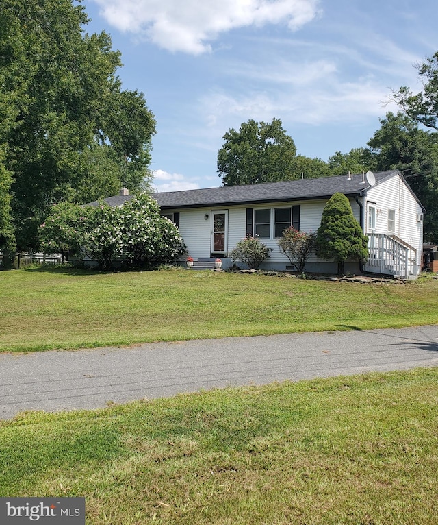 view of front facade with a front lawn