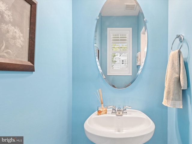 bathroom featuring sink