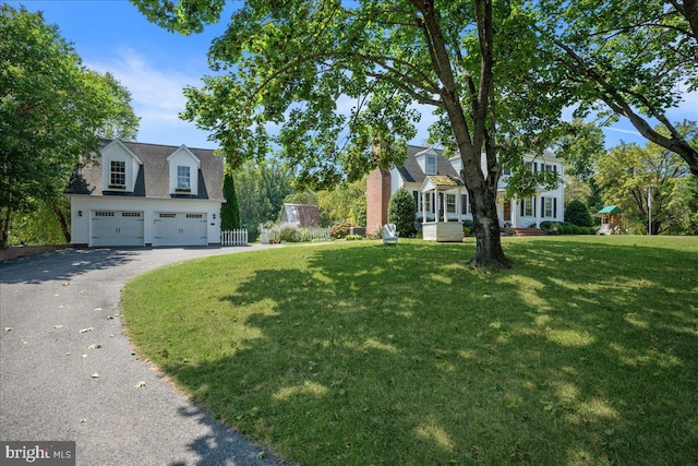 view of front facade featuring a front lawn and a garage