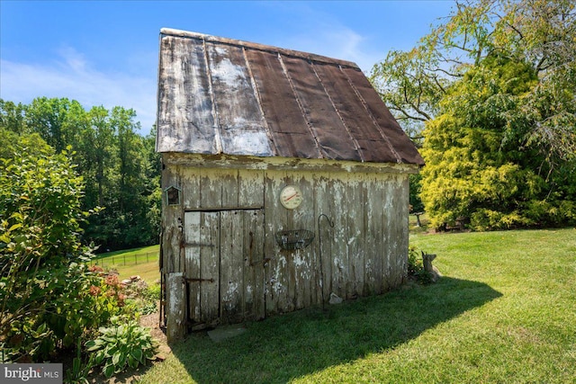 view of outdoor structure featuring a yard