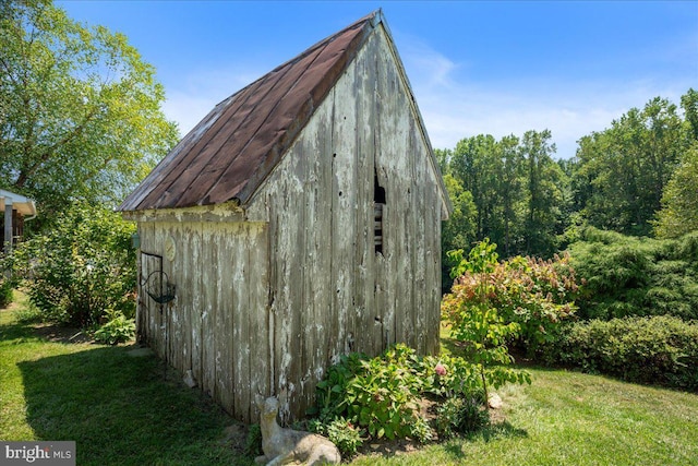 view of outdoor structure with a lawn