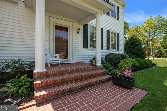 entrance to property featuring a yard