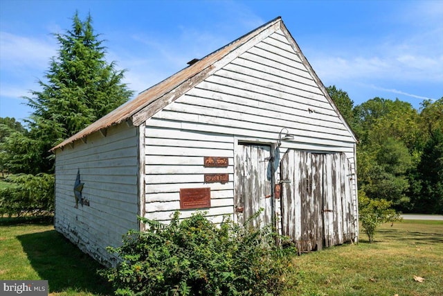 view of outdoor structure with a yard