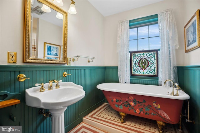 bathroom featuring a washtub