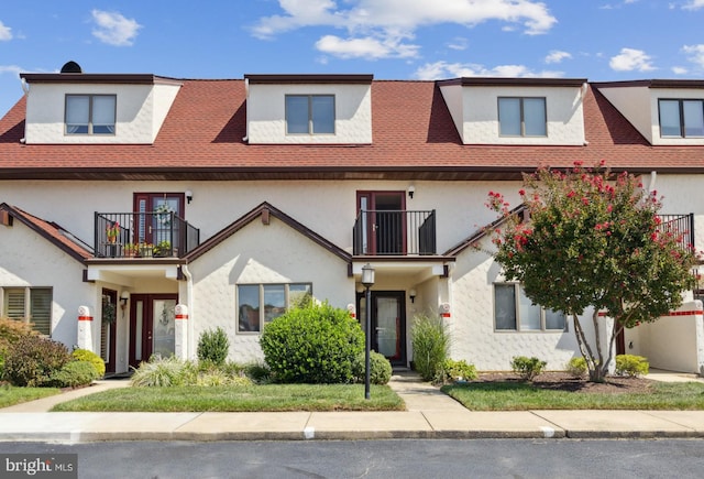 view of front of house with a balcony