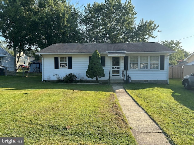 view of front of property featuring crawl space, fence, and a front lawn