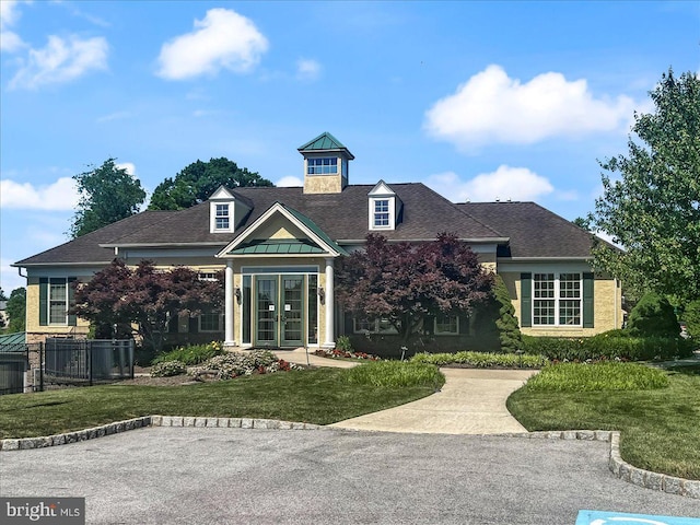 view of front facade featuring a front lawn