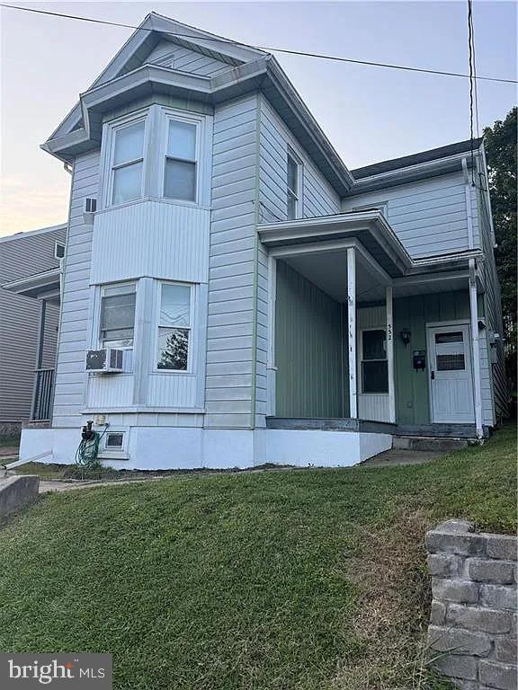 view of front of property with a front yard