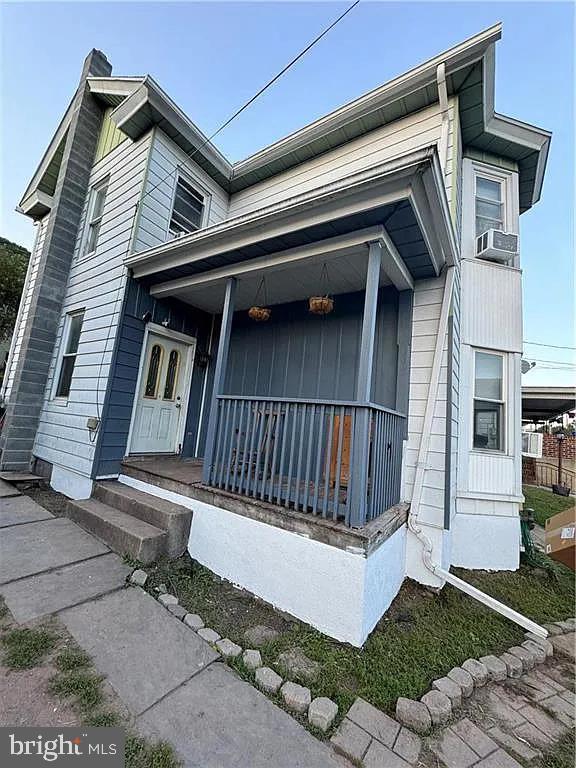 view of front of property featuring a porch