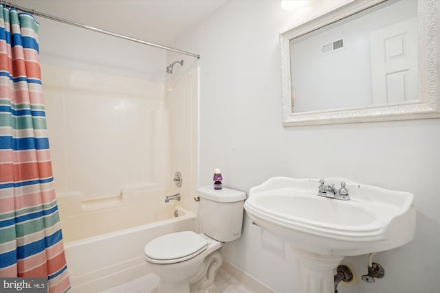 full bathroom featuring visible vents, baseboards, shower / tub combo with curtain, and toilet