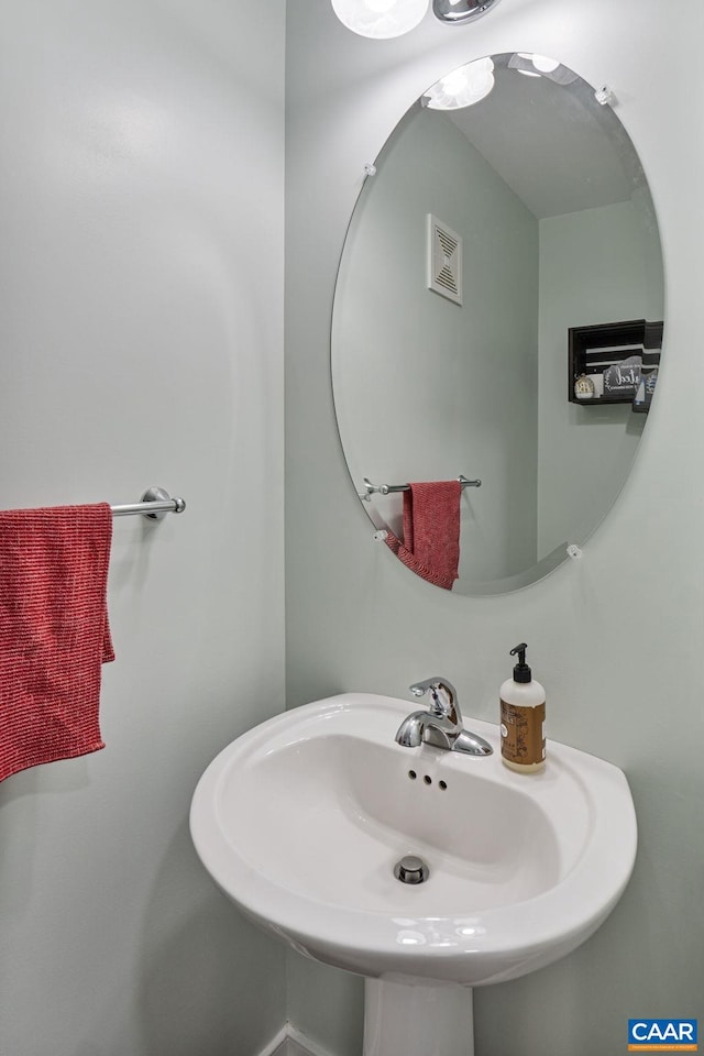 bathroom featuring sink