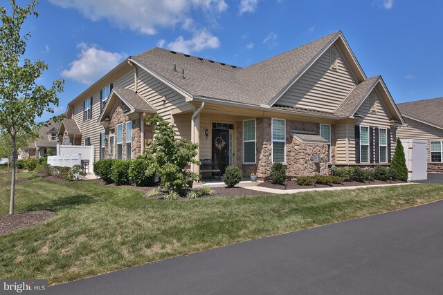 view of front of property featuring a front lawn