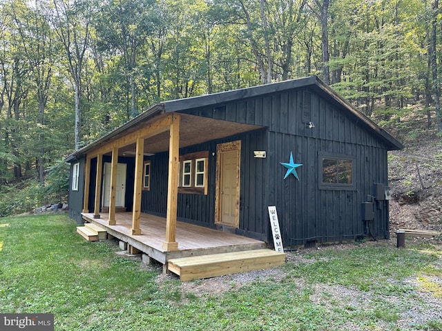 exterior space featuring a yard