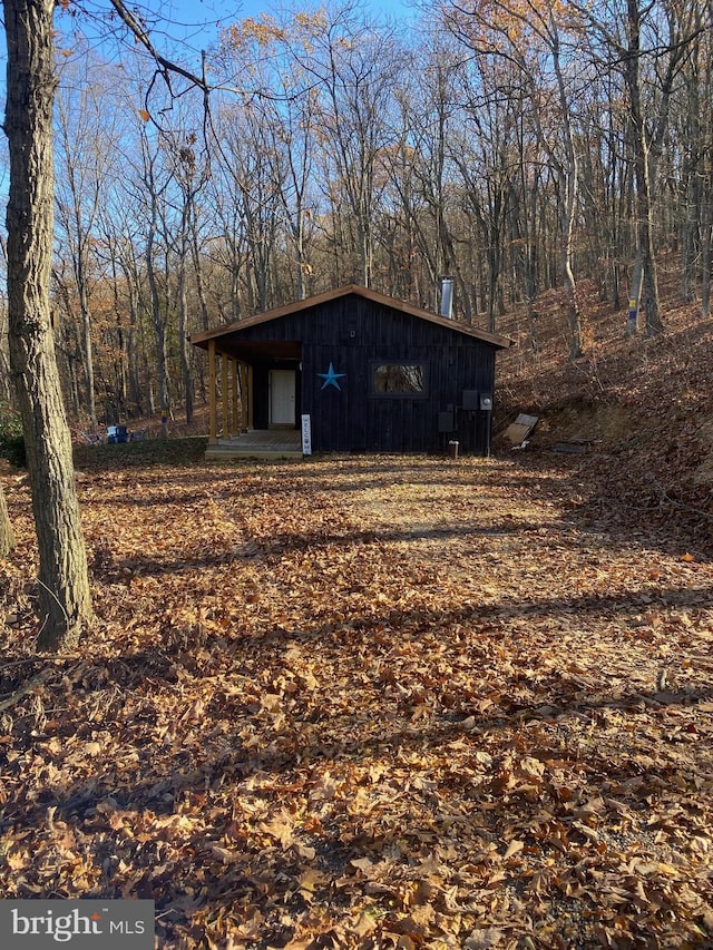 view of outdoor structure with an outbuilding