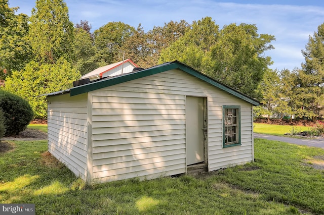 view of outdoor structure with a lawn