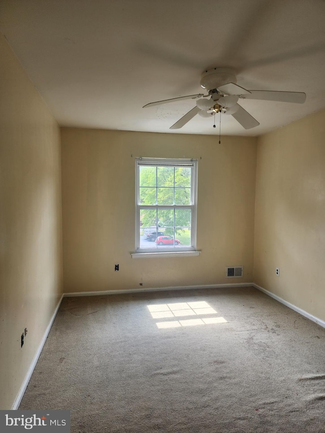 carpeted empty room featuring ceiling fan