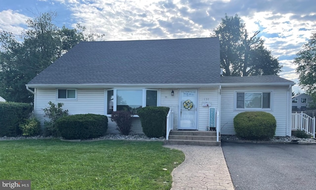 view of front of home featuring a front yard