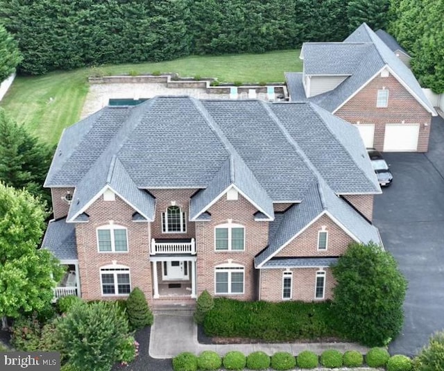 view of front of house featuring a garage and a front yard