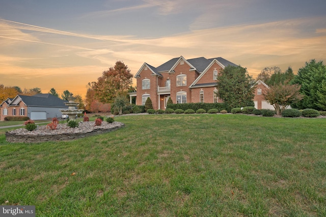 view of front of home featuring a yard