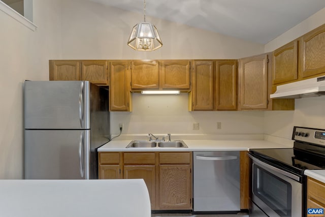 kitchen featuring vaulted ceiling, decorative light fixtures, stainless steel appliances, and sink