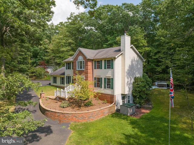 view of front of property featuring a front lawn