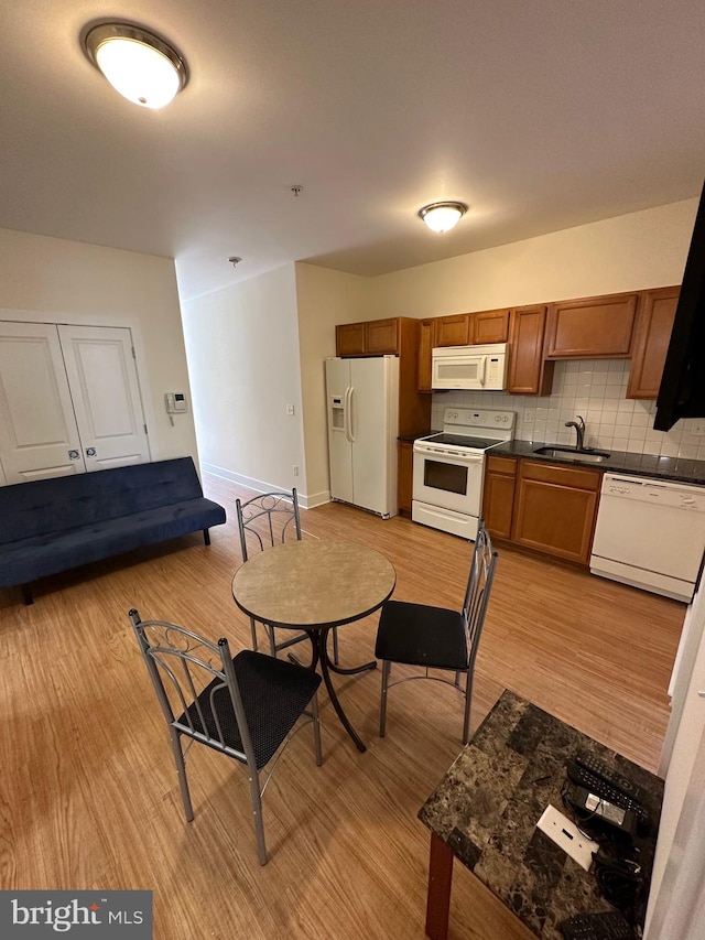 dining area with sink and light hardwood / wood-style flooring