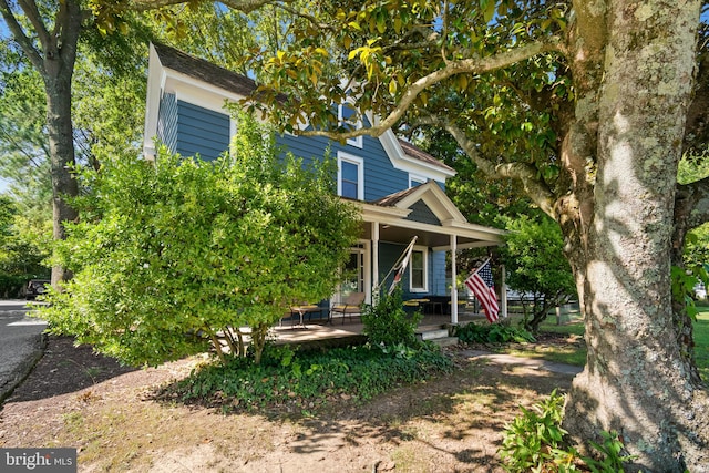 view of front of property featuring a porch