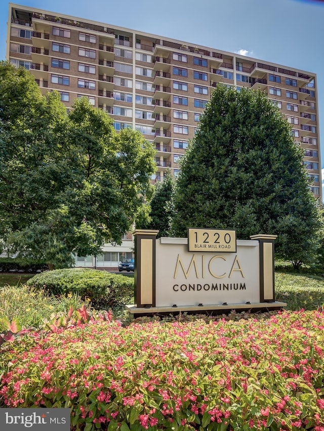 view of community / neighborhood sign