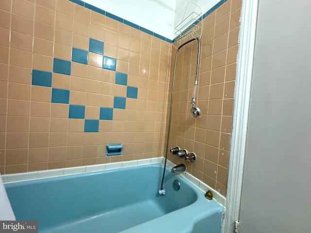 bathroom with tiled shower / bath combo