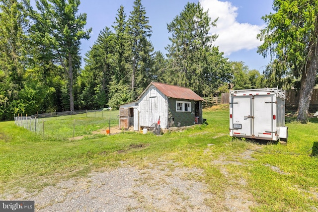 view of yard featuring a storage shed