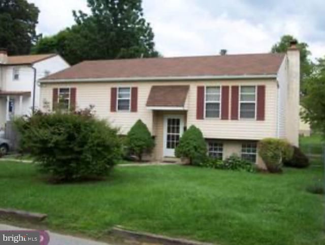 bi-level home featuring a front yard