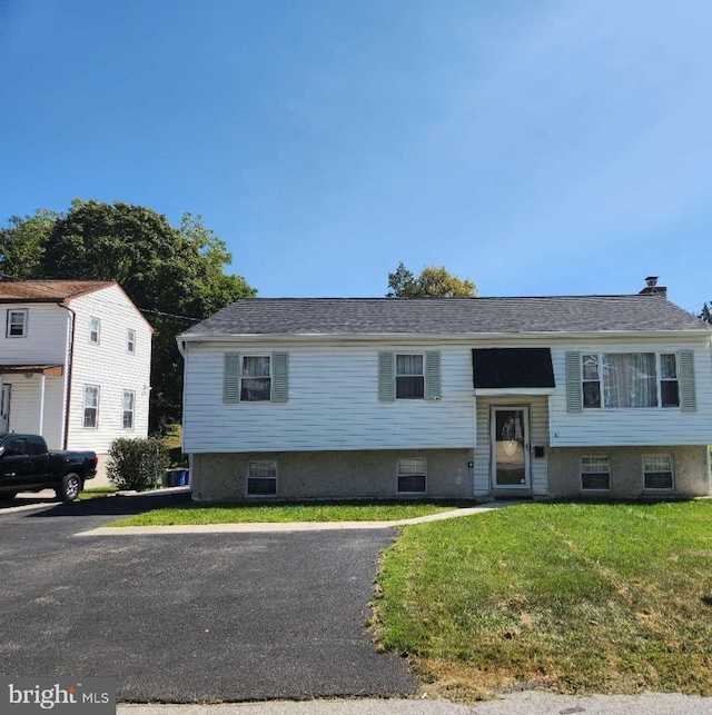 split foyer home featuring a front lawn