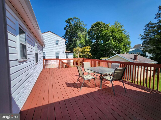 deck featuring outdoor dining space