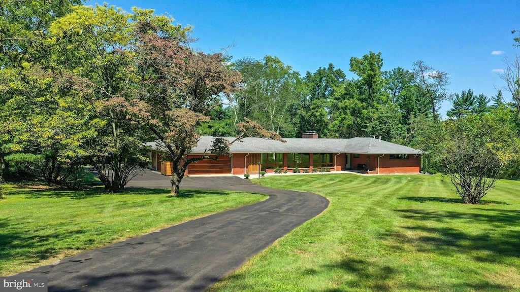 single story home with a front lawn