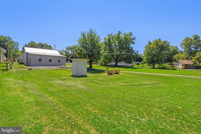 view of yard featuring an outdoor structure