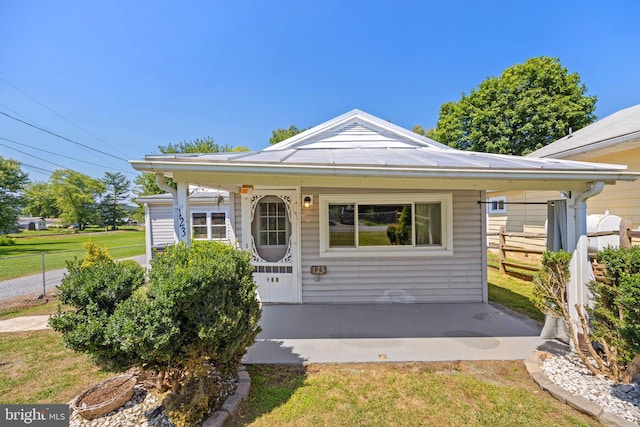 view of front facade featuring a front yard and fence