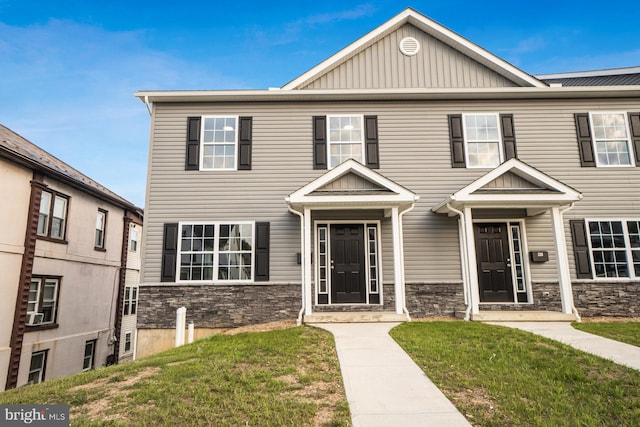 view of front of property featuring a front lawn