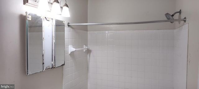 bathroom featuring tiled shower