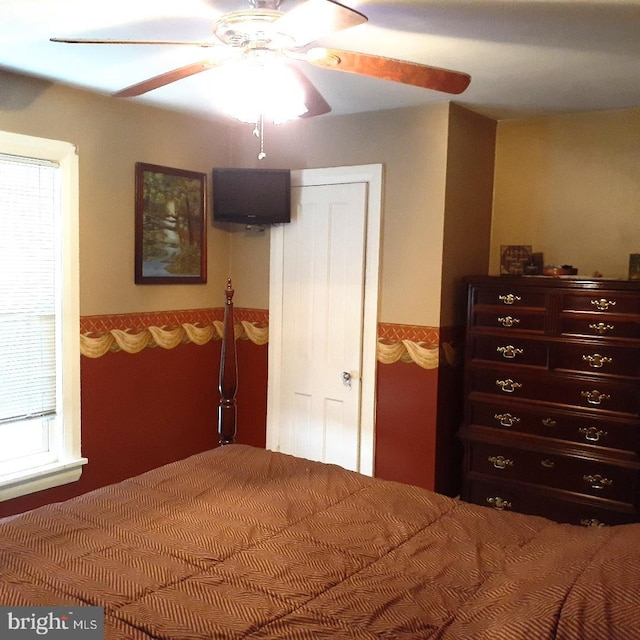 bedroom featuring ceiling fan