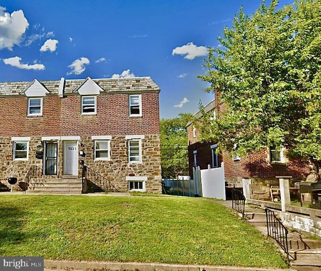 view of front of house featuring a front yard