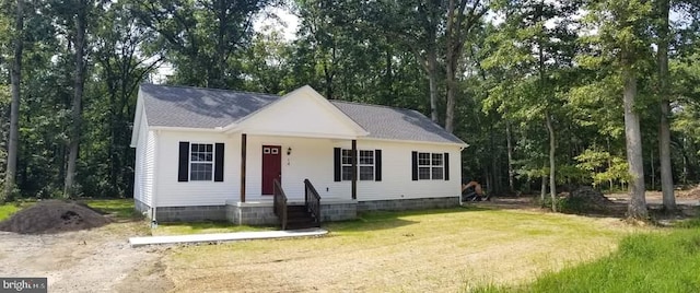 view of front of house featuring a front lawn