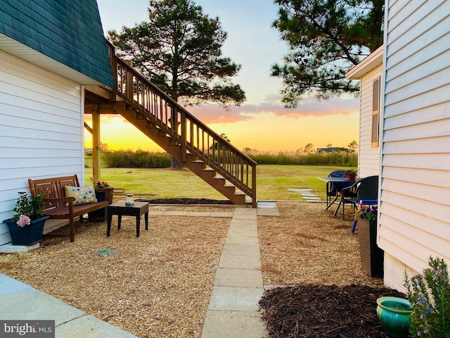 view of yard at dusk