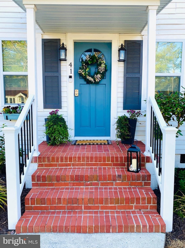 doorway to property with covered porch