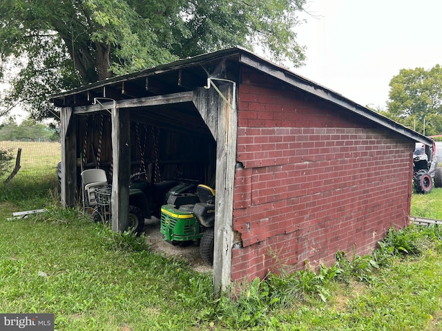 view of outdoor structure featuring a yard