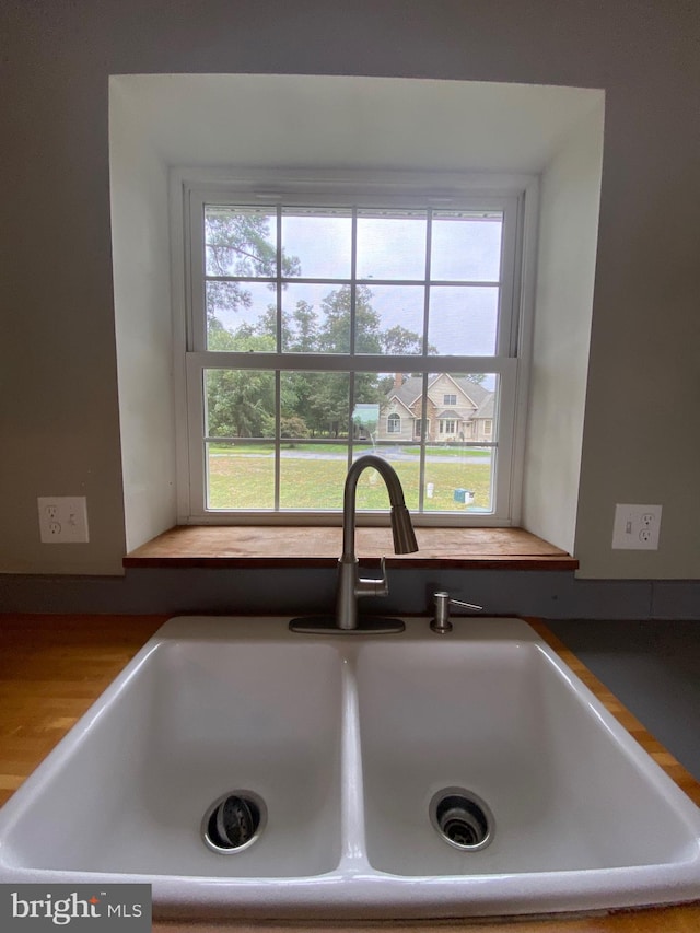 room details featuring sink