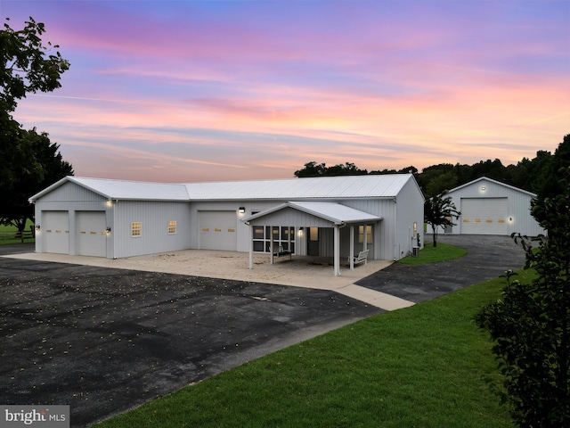 view of front facade featuring a yard